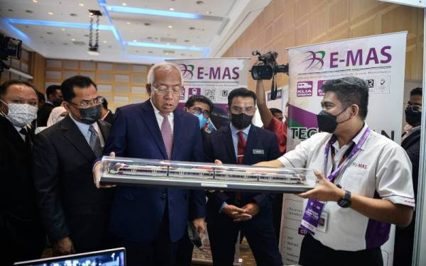 Mahdzir (tiga,kiri) melihat replika Express Rail Link (ERL) ketika melawat ruang pameran pada Majlis Penutupan Seminar dan Pameran Kerjaya Bidang Kejuruteraan dan Teknologi, pada Rabu. - Foto Bernama