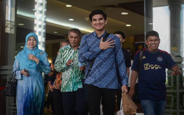 Syed Saddiq ketika hadir di Kompleks Mahkamah Kuala Lumpur bagi perbicaraan kes yang dihadapinya. - Foto fail Bernama