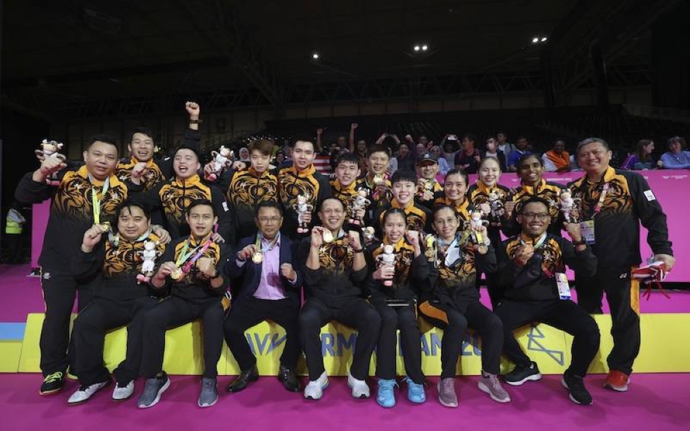 Skuad badminton negara meraikan kejayaan merangkul pingat emas pada perlawanan akhir acara berpasukan campuran Sukan Komanwel Birmingham 2022. - Foto Bernama