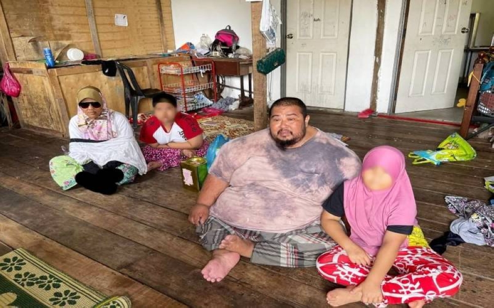 Mohd Norhisham (dua dari kanan) di samping anak dan isterinya ketika ditemui oleh Persatuan Kebajikan Fisabilillah Negeri Terengganu di kediamannya di Kampung Bukit Jeruk, Jertih di Besut. - Foto Ihsan Fisabilillah Terengganu