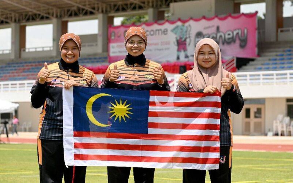 Trio negara, Syaqiera Mashayikh, Nuramalia Haneesha Mazlan dan Nur Afisa Abdul Halil antara penyumbang pingat emas bagi kem memanah di temasya AUG 2022.