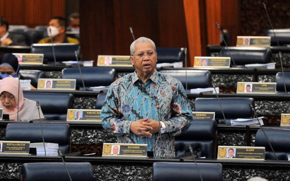 Annuar ketika menjawab soalan pada Mesyuarat Kedua Penggal Kelima Parlimen ke-14 bagi Dewan Rakyat di Bangunan Parlimen hari ini.   - Foto Bernama