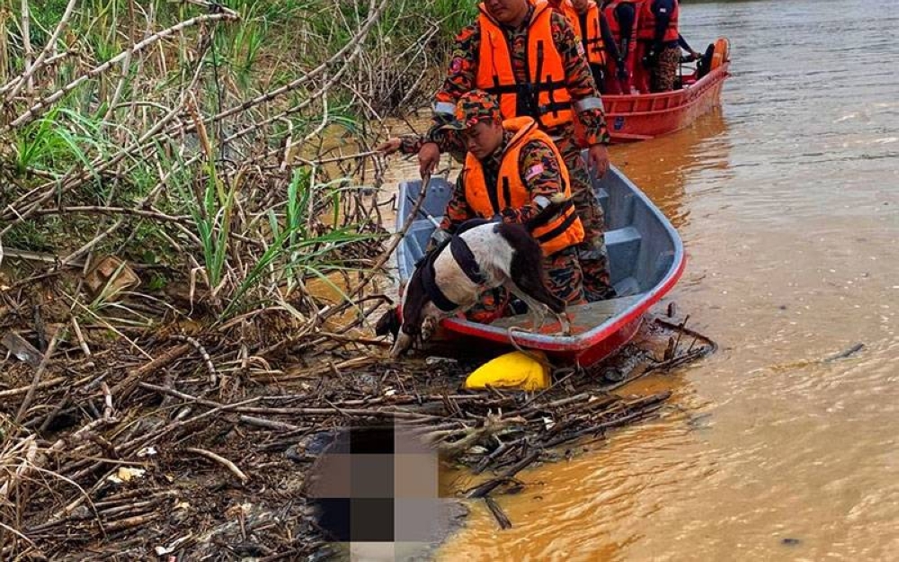 Mangsa ditemukan dalam keadaan terapung oleh pasukan penyelamat PPDA Bukit Angin dan K9 pada jam 10.28 pagi,Khamis. - Foto ihsan JBPM