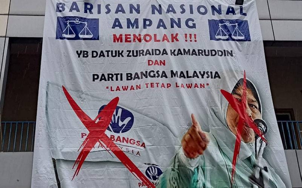 Gambar tular poster BN Ampang menolak Zuraida ingin menyertai parti tersebut di Ampang.