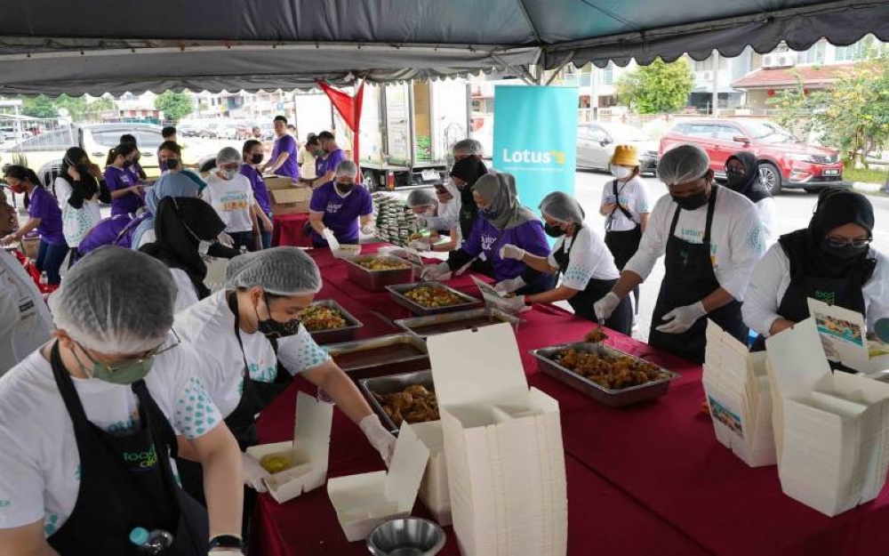 Antara sukarelawan terbabit dalam menyediakan pek bantuan makanan di Lotus’s Cheras, Kuala Lumpur.