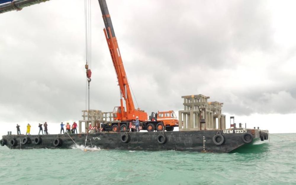 Jabatan Perikanan Malaysia melaksanakan kerja-kerja melabuh tukun dasar laut di Perairan Sabak Bernam pada Khamis.