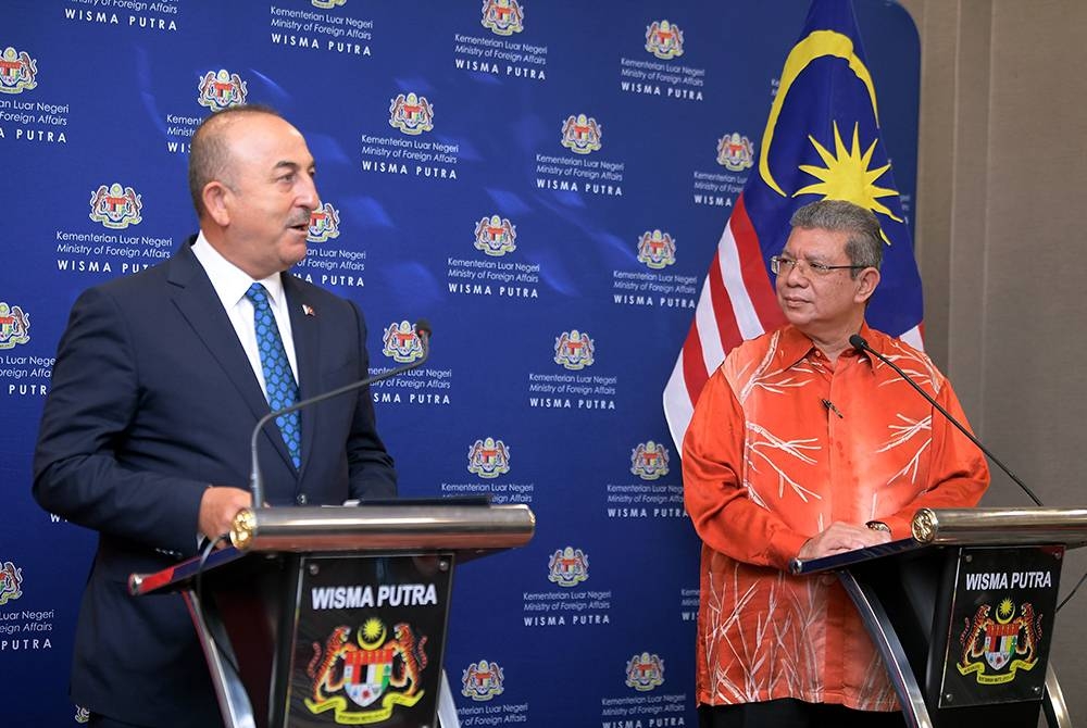 Saifuddin (kanan) pada sidang media bersama Menteri Luar Turkiye, Mevlut Cavusoglu di Parlimen hari ini. - Foto Bernama