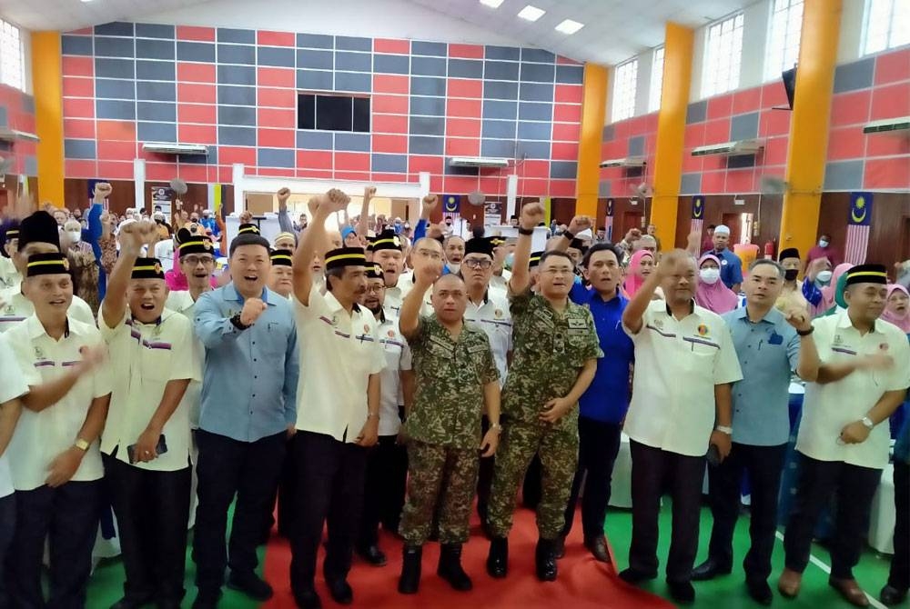 Saarani (tengah) bersama sebahagian pesara tentera yang hadir pada Program Saarani Bersama Bekas Askar (Seberkas) Parlimen Tapah di Dewan Merdeka Tapah, di sini pada Khamis.