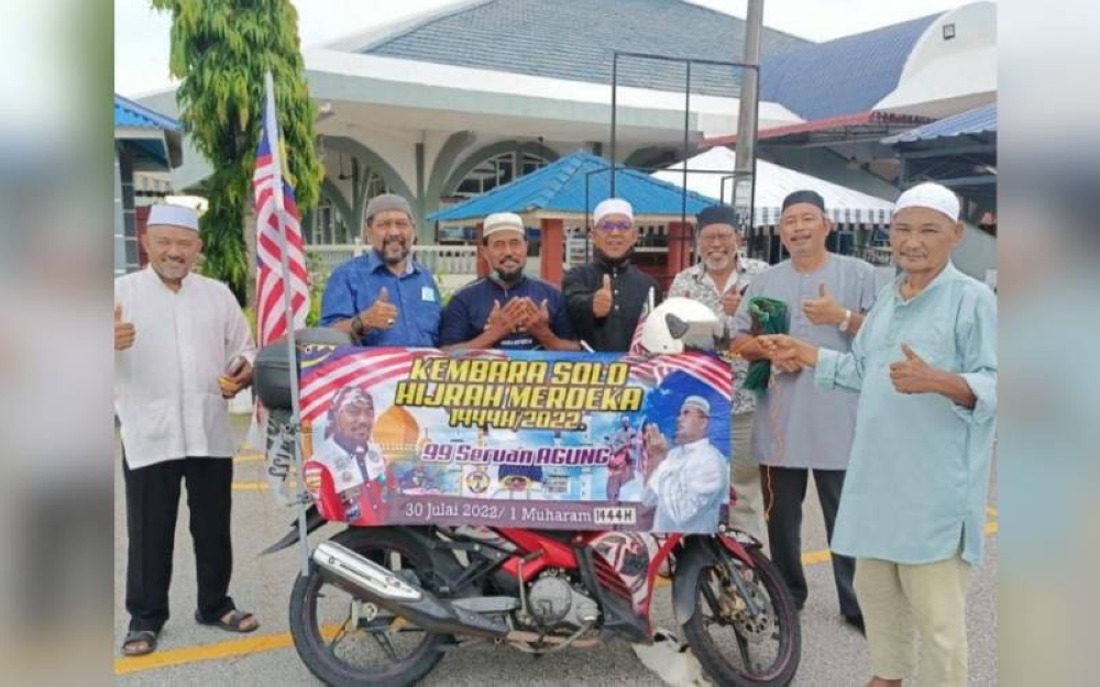 Murad (tiga dari kiri) ketika bergambar bersama ADUN Bagan Pinang, Datuk Tun Hairudin Abu Bakar (dua dari kiri) selepas solat Asar di Masjid Teluk Kemang, Port Dickson.