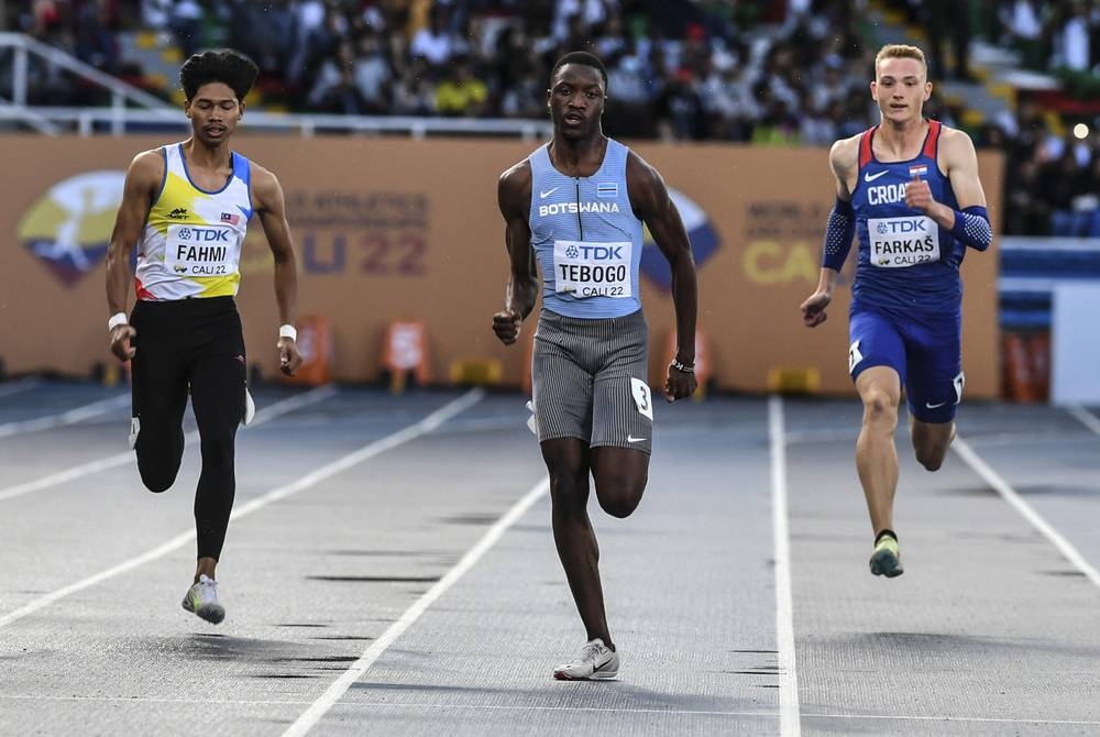 Azeem ketika bersaing dengan Tabogo (tengah) dan bintang Croatia, Roko Farkas (tengah) dalam acara 200m saringan separuh akhir Kejohanan Olahraga Dunia B-20 di Cali, Colombia.