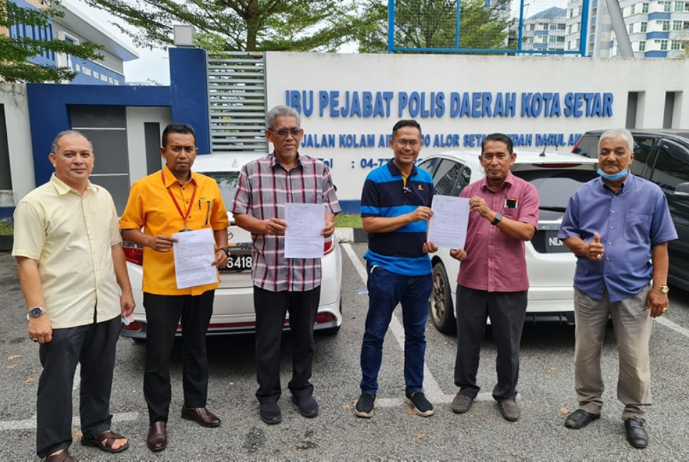 Dr Ismail (tiga, kiri) bersama Zamri (dua, kanan) membuat laporan polis bersama berhubung kenyataan Abdul Hadi yang disifatkan berunsur fitnah di IPD Kota Setar.