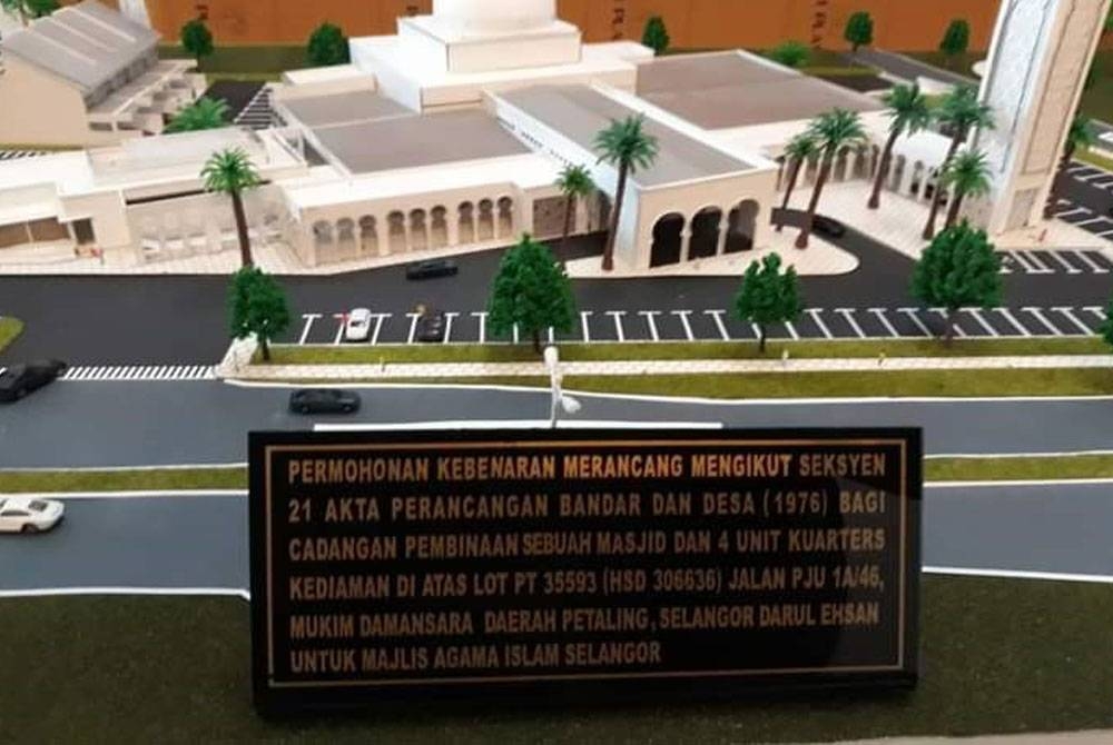 Replika model masjid yang bakal dibina di sini.