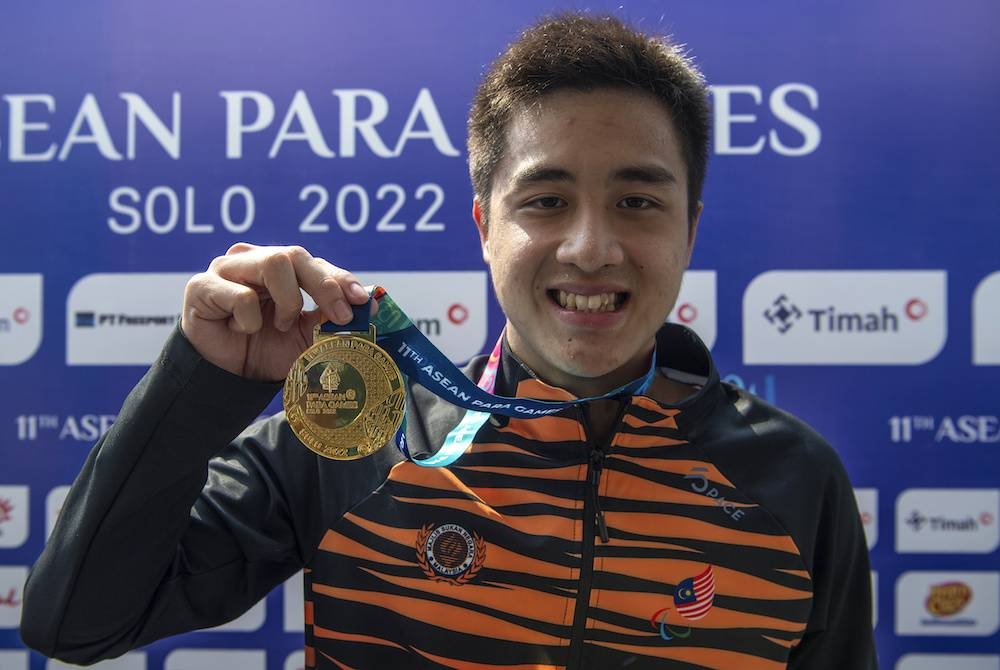 Ethan menunjukkan pingat emas dimenanginya dalam acara renang 200m gaya bebas lelaki (S14) pada temasya APG 2022 di Kolam Renang Jatidiri, Semarang pada Khamis. - Foto Bernama