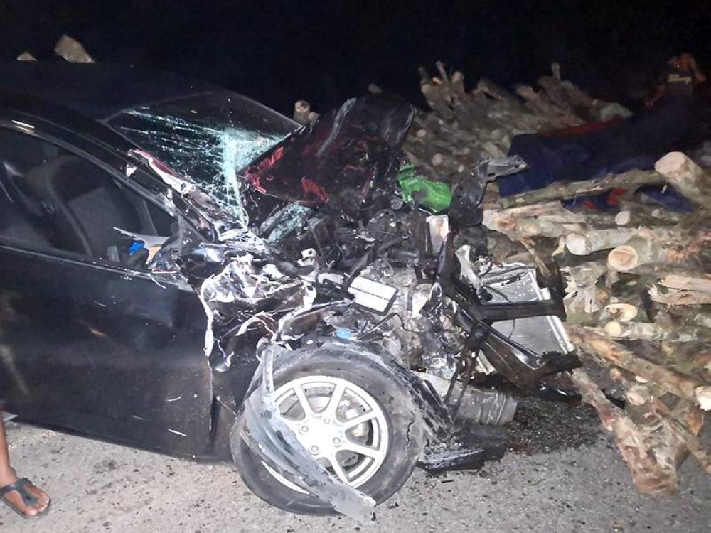 Salah sebuah kenderaan yang terlibat dalam kemalangan di Kilometer 126 Jalan Kuantan-Segamat sehingga menyebabkan tiga maut dan empat cedera.