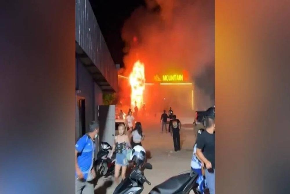 Sebuah kelab malam terbakar di daerah Sattahip di wilayah Chonburi pada awal Jumaat. - Foto Twitter/@ThaiEnquirer