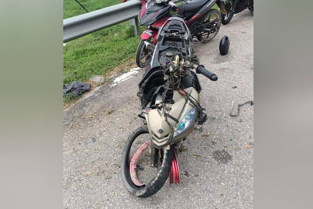 Motosikal mangsa yang maut dalam kemalangan di Kilometer 44 Jalan Klang-Teluk Intan di sini, pada Khamis.