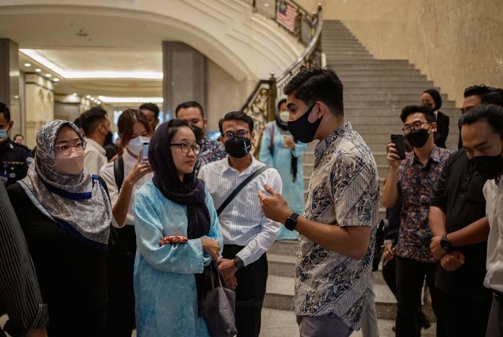 Syed Saddiq mendengar keluhan ibu yang mempunyai anak dilahirkan di luar negara. - Foto FB Syed Saddiq