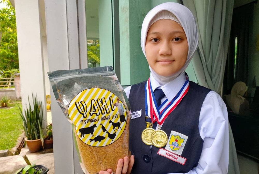 Maryam menunjukan produk inovasi yang dihasilkan sehingga mampu merangkul dua lagi pingat emas di London.