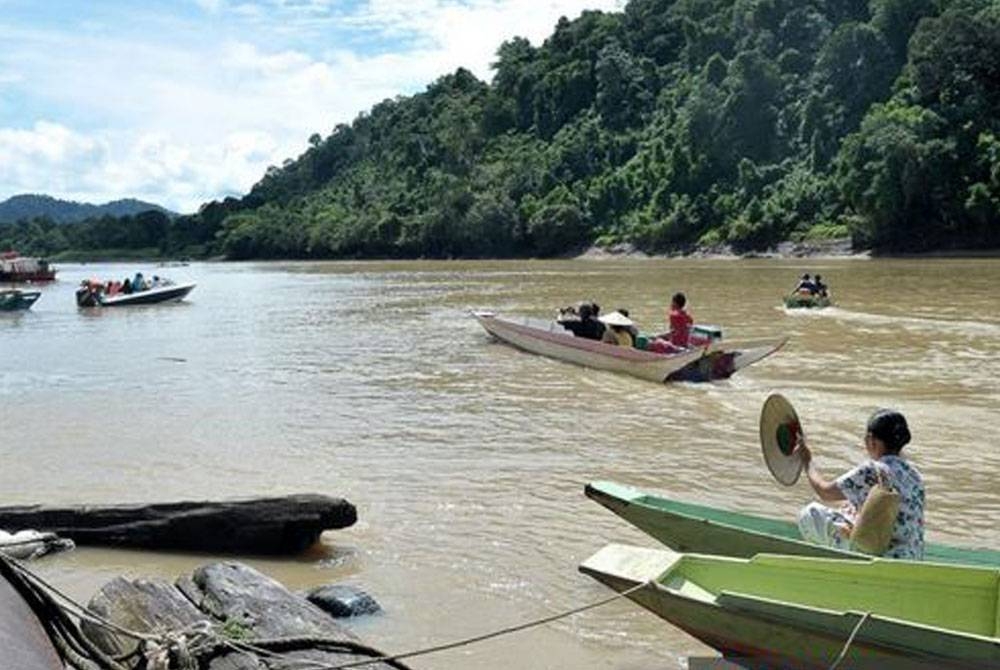 Seorang kanak-kanak lelaki hilang selepas perahu dinaiki bersama ibu bapa dan adik perempuannya karam hari ini akibat berlanggar dengan sebuah tongkang di Sungai Batang Rajang berdekatan Kapit, kira-kira 167 kilometer dari Sibu. - Foto Bernama