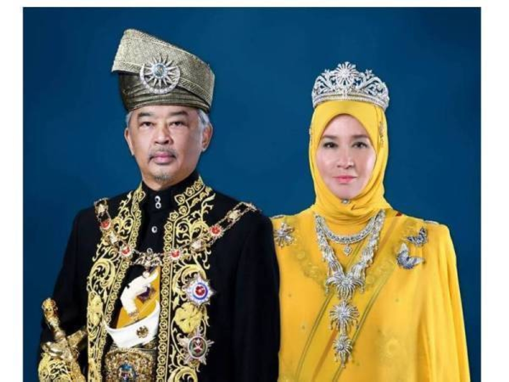 Yang di-Pertuan Agong, Al-Sultan Abdullah Ri’ayatuddin Al-Mustafa Billah Shah dan Raja Permaisuri Agong, Tunku Hajah Azizah Aminah Maimunah Iskandariah. - Foto fail Bernama 