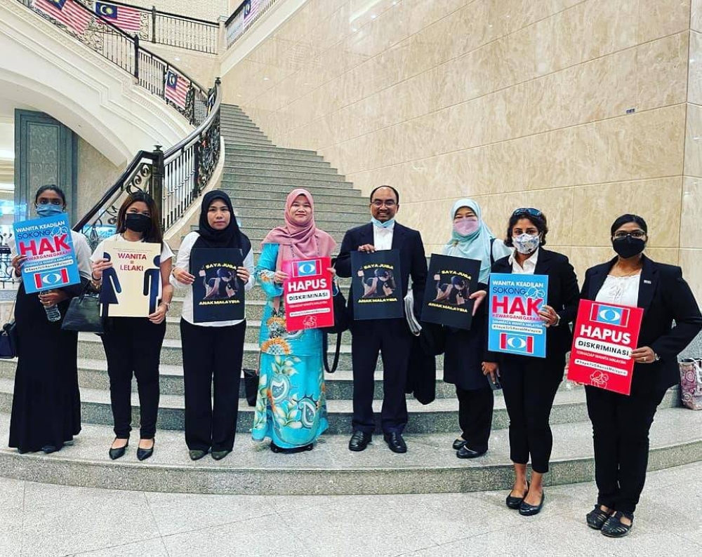 Sangetha (dua dari kanan) bersama beberapa kepimpinan wanita PKR menggesa kerajaan pinda perlembagaan.