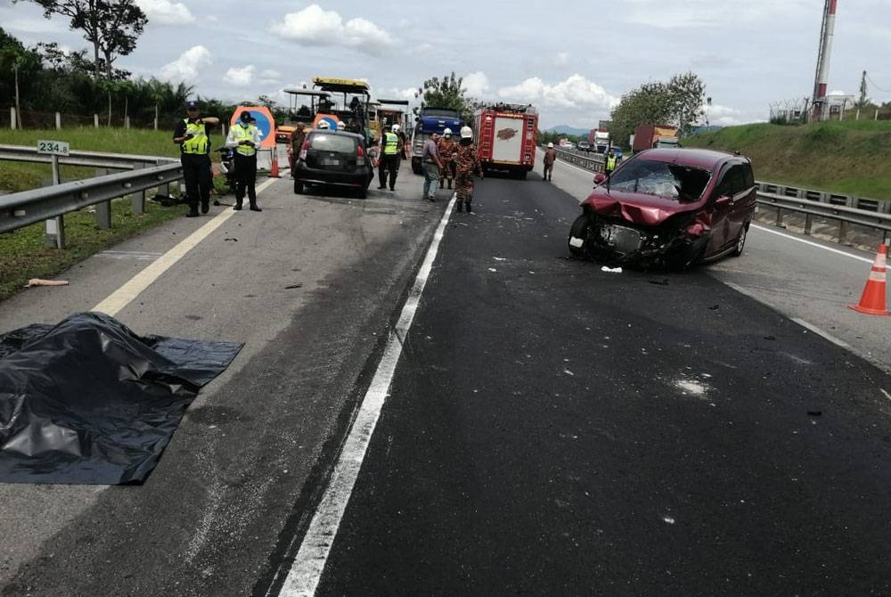 Seorang lelaki maut akibat tercampak keluar dari MPV Proton Exora yang dipandunya di Kuala Kangsar. - Foto ihsan Bomba Perak