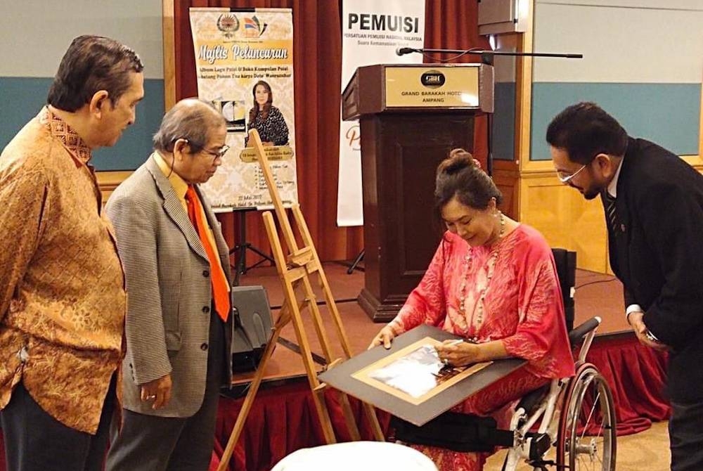 Ras Adiba tandatangani album lagu dan buku kumpulan puisi bertajuk ‘Sebatang Pohon Tua’.