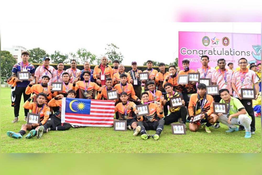 Skuad bola sepak negara menyumbang pingat perak pada temasya AUG kali ini.