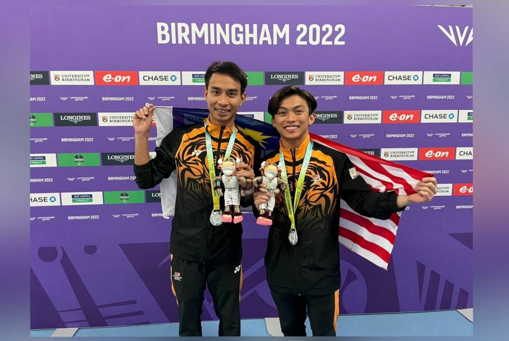 Aksi atlet terjun negara Gabriel Gilbert Daim (kanan) bersama Muhammad Syafiq Puteh berjaya memenangi pingat Perak dalam acara Men&#039;s Synchronised 3m Springboard Akhir semasa Sukan Komanwel Birmingham 2022 di Sandwell Aquatics Center pada Jumaat. - Foto Bernama