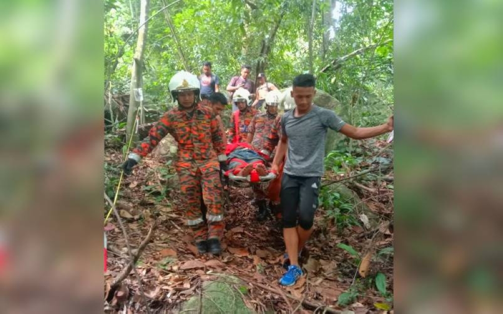 Anggota bomba mengambil masa kira-kira 20 minit untuk menurunkan mangsa yang pengsan ke kaki bukit menggunakan peralatan khas dari ketinggian 100 meter ketika aktiviti mendaki di Bukit Gunung, Bachok, pada Jumaat.