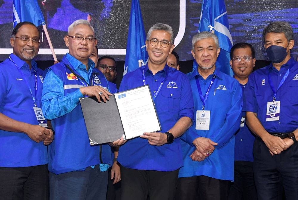 Pengerusi BN, Datuk Seri Ahmad Zahid Hamidi (dua dari kanan) menyaksikan penyerahan surat lantikan jawatan Bendahari BN Selangor oleh Pengerusi Jawatankuasa Penyelaras BN Negeri Selangor, Tan Sri Noh Omar (dua dari kiri) kepada Tengku Zafrul pada Majlis Penutup Konvensyen BN Selangor 2022 di Setia City Convention Centre, Setia Alam, Isnin.