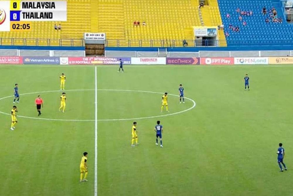 Aksi Harimau Muda B-19 menentang Thailand dalam perlawanan Kejuaraan Bola Sepak Antarabangsa Thanh Nien di Stadium Binh Duong, Vietnam, pada Jumaat.