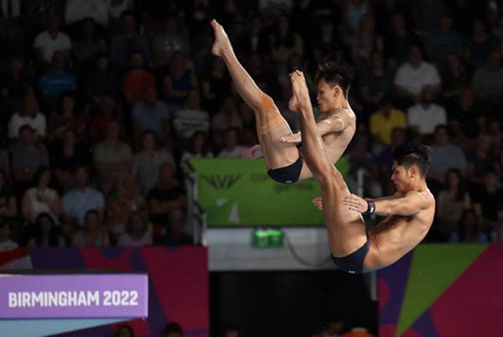 Aksi atlet terjun negara, Jellson Jabillin bersama gandingannya Hanis Nazirul Jaya Surya (kanan) dalam acara 10 meter platform seirama lelaki. - Foto Bernama