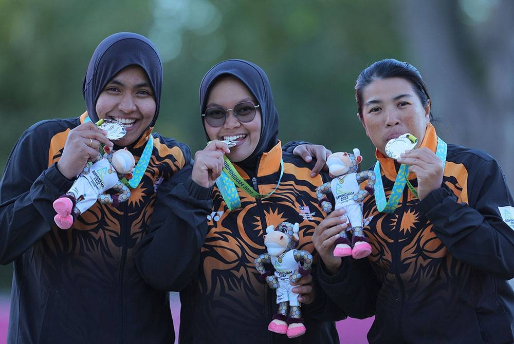 Atlet boling padang negara (dari kiri) Nur Ain Nabilah Tarmizi, Syafiqa Haidar Afif Abdul Rahman dan Azlina Arshad hanya mampu menyumbang pingat Perak untuk negara dalam acara boling padang pada Jumaat. - Foto Bernama