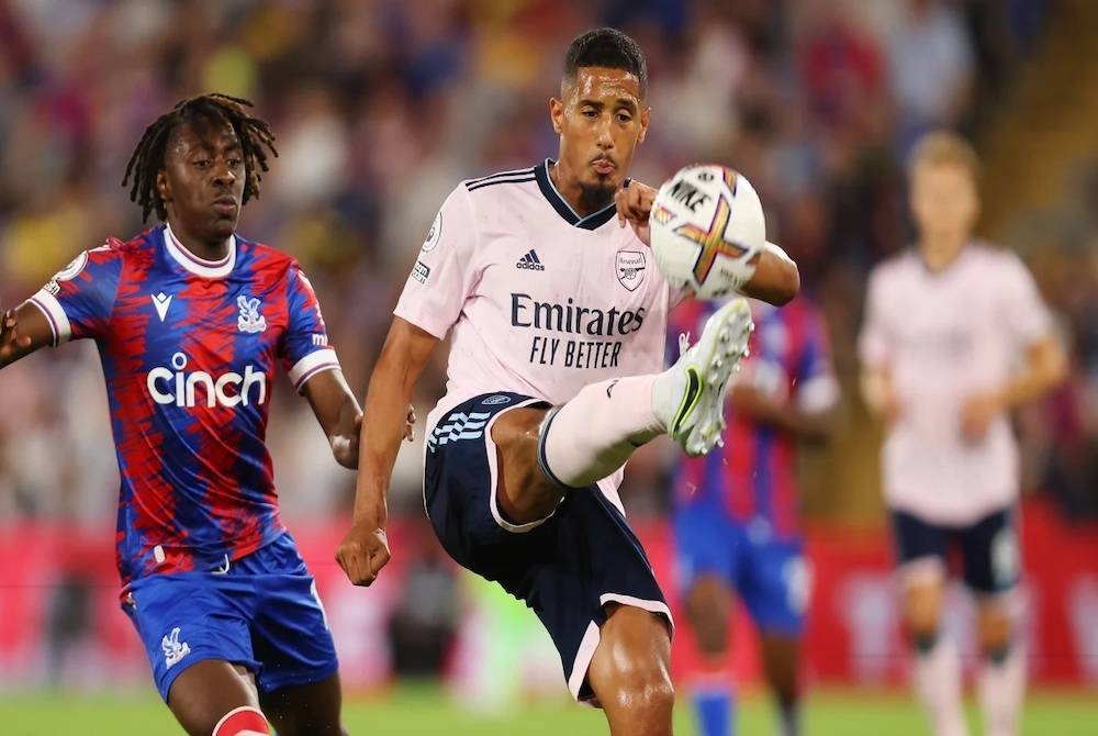 Saliba (depan) mengawal bola walaupun cuba diasak pemain Crystal Palace pada Sabtu. - GettyImages