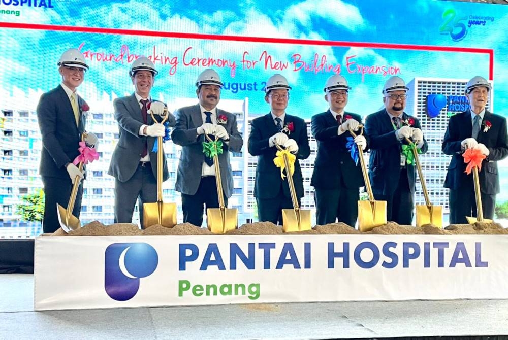 Ketua Menteri Pulau Pinang, Chow Kon Yeow (tengah) merasmikan Majlis Pecah Tanah Projek Pembesaran Hospital Pantai Pulau Pinang, pada Sabtu.