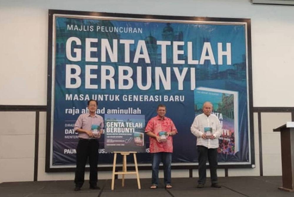 Penulis buku, Raja Ahmad Aminullah (kanan) bersama Menteri Luar Negeri, Datuk Seri Saifuddin Abdullah (tengah) dan Pengasas Gerak Budaya, Chong Ton Sin sempena majlis pelancaran buku Genta Telah Berbunyi, pada Sabtu.