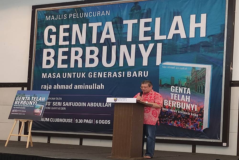 Saifuddin ketika berucap merasmikan pelancaran buku Genta Telah Berbunyi, Masa Untuk Generasi Baru di PAUM Clubhouse pada Sabtu.