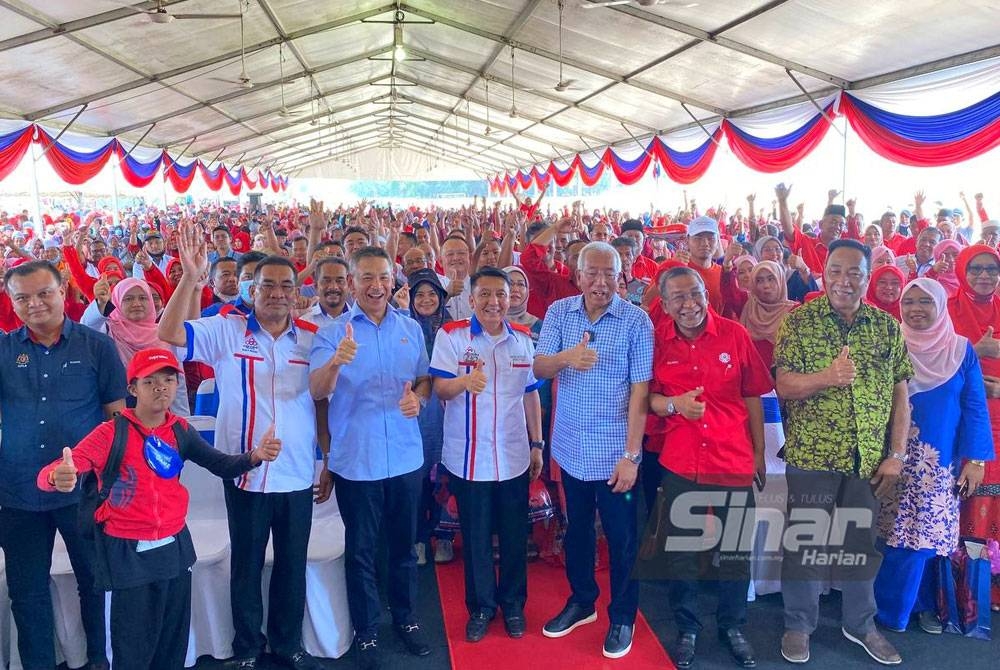 Mahdzir (lima dari kiri) bersama dengan tetamu yang hadir pada Program Bekwoh Rakyat Keluarga Malaysia di Pantai Geting, Pengkalan Kubor pada Sabtu.