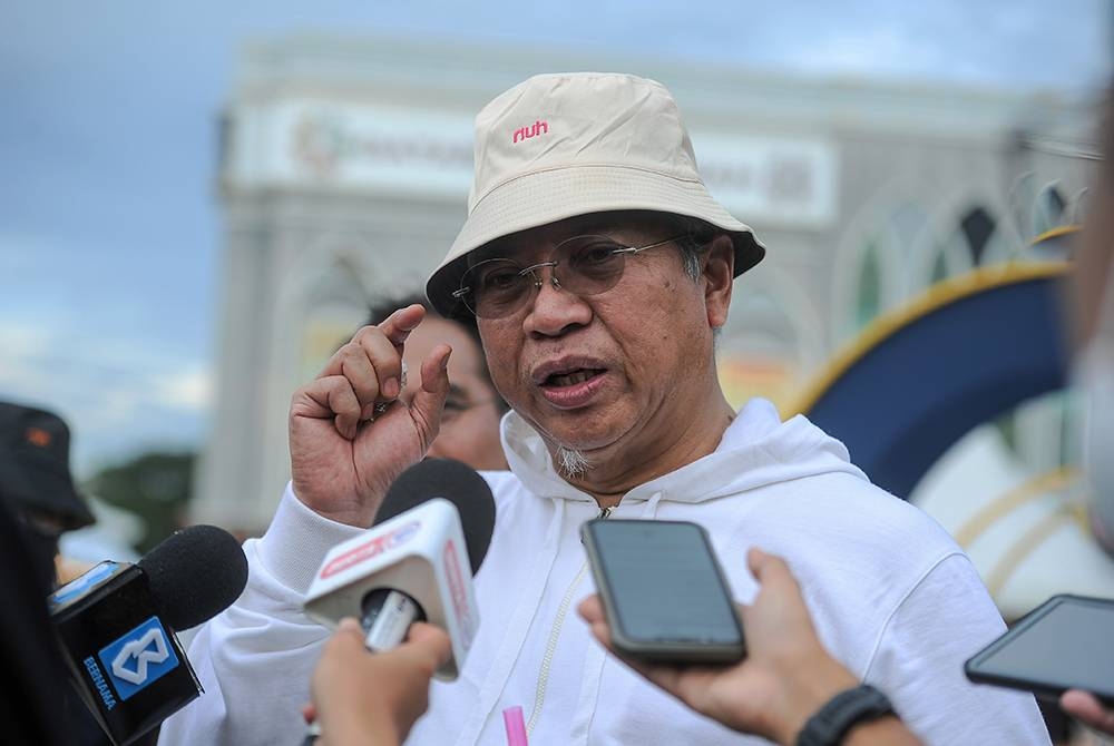 Annuar Musa ketika sidang media selepas menghadiri program Riuh Keluarga Malaysia Edisi Ketiga: "Riuh Nau" di Dataran Pahlawan dekat Bandar Hilir hari in. - Foto Bernama.