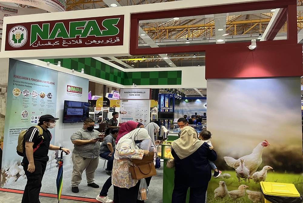 Gelagat orang ramai yang mengunjungi Pavilion Nafas sempena MAHA 2022 di Maeps, Serdang pada Jumaat.