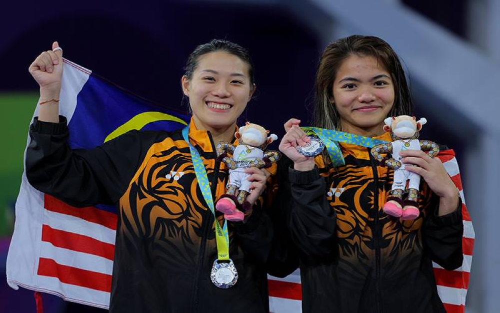 Nur Dhabitah (kanan) bersama rakannya Yan Yee meraih pingat Perak dalam acara 3M Papan Anjal Seirama di Sukan Komanwel Birmingham 2022 di Sandwell Aquatics Centre pada Sabtu. - Foto Bernama