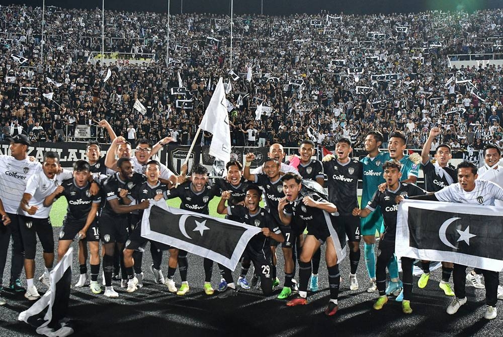 Pasukan Terengganu FC meraikan kejayaan selepas berjaya menumpaskan pasukan Selangor FC pada saingan separuh akhir Piala FA di Stadium Sultan Mizan Zainal Abidin di sini malam Sabtu. - Foto Bernama