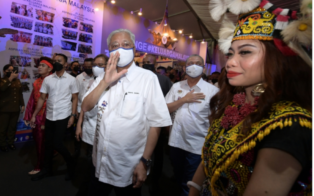 
Ismail Sabri ketika hadir pada majlis perasmian penutupan Jelajah Aspirasi Keluarga Malaysia (AKM) edisi Sarawak di Dataran Perayaan Petra Jaya pada Ahad. - Foto Bernama