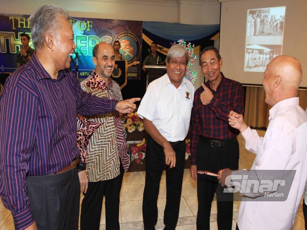 Rodzali (kiri) beramah mesra dengan alumni yang hadir pada majlis Alumni Pesawat F5 TUDM yang diadakan di Kelab Rekreasi Tentera Udara, Subang. - Foto Sinar Harian/ROSLI TALIB