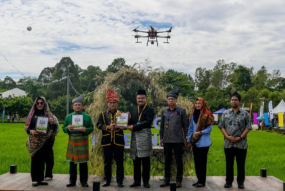 Ronald Kiandee (tiga dari kiri) bergambar pada Majlis Perasmian Logo Smart SBB, Aplikasi RIMS, Ladang &#039;57 Beras Wangi Horeca dan 3FR SOP Manual sempena MAHA 2022, hari ini. Foto Bernama