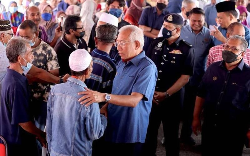 Mahdzir (tiga, kanan) beramah mesra bersama penduduk yang hadir pada program Komuniti Sejahtera Bukit Tembaga di Felda Bukit Tembaga pada Ahad.