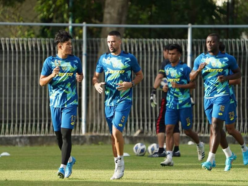 Pemain KDA FC ketika menjalani sesi latihan di Stadium Gelora Samudra, Bali, Indonesia. Foto KDA FC