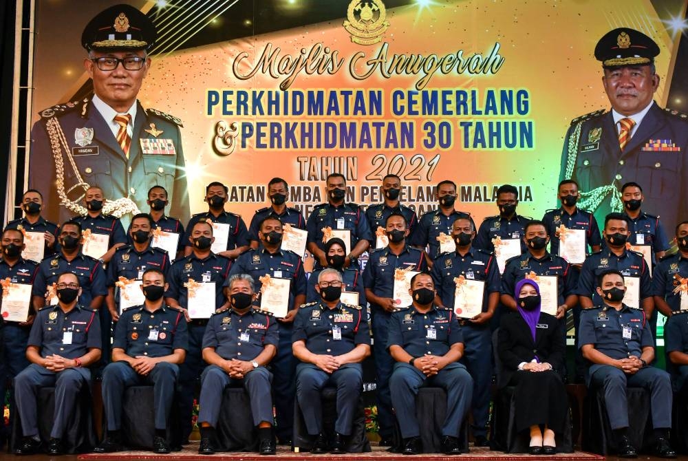 Ketua Pengarah Jabatan Bomba dan Penyelamat Malaysia (JBPM) Datuk Seri Mohammad Hamdan Wahid (duduk, tengah) bergambar bersama penerima pada Majlis Anugerah Perkhidmatan Cemerlang dan Perkhidmatan 30 Tahun di sebuah hotel, pada Ahad. - Foto Bernama
