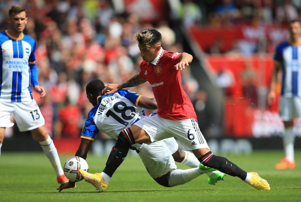 Pertahanan United, Lisandro Martinez mengasak Welbeck dalam aksi di Old Trafford sebentar tadi.